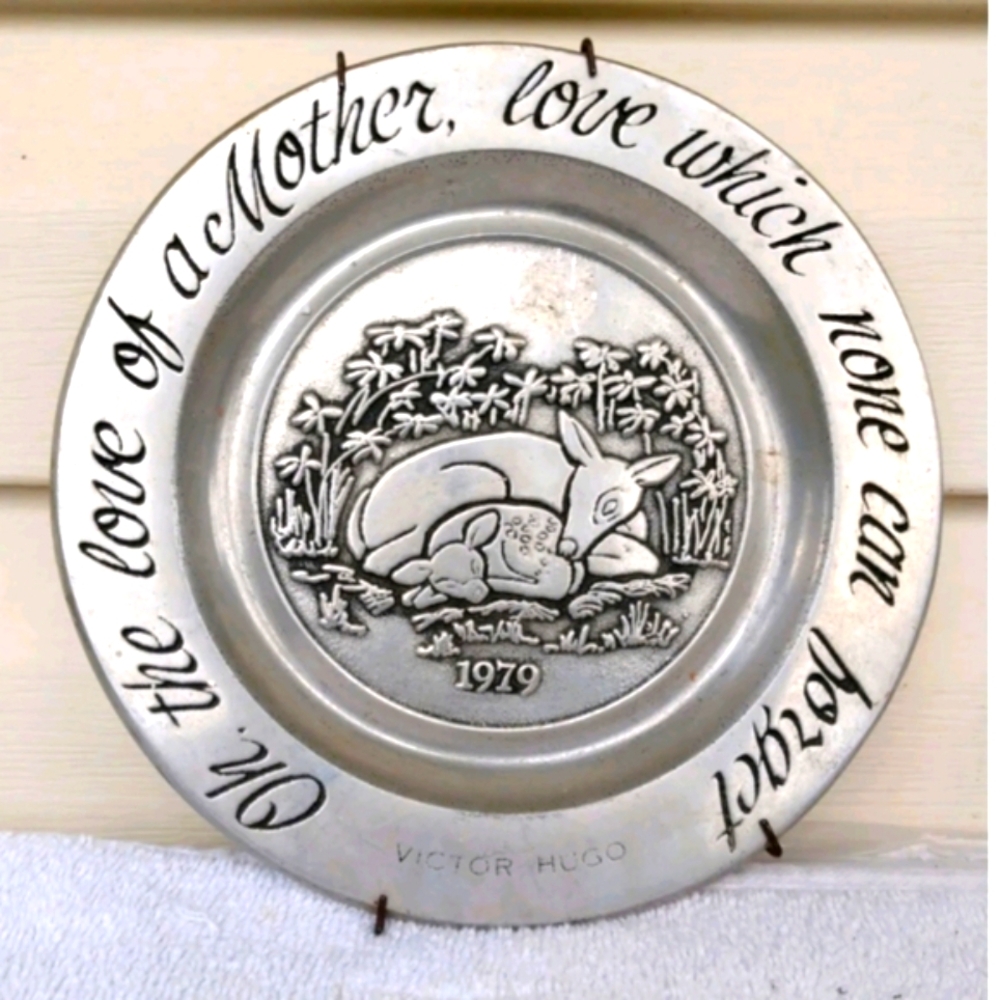 Vintage Victor Hugo "Oh The Love Of A Mother" Deer Mom/Baby Pewter Plate w/Hange